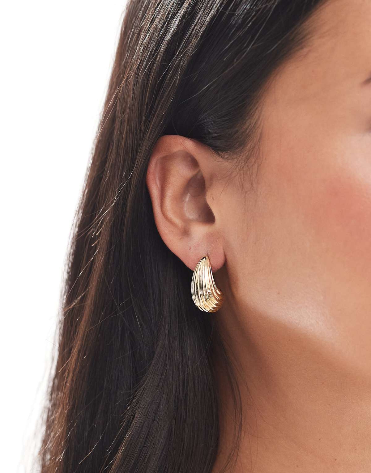 Pieces ribbed effect teardrop hoop earrings in gold