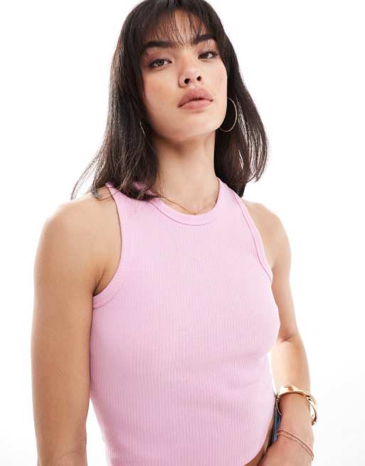 PIECES - Ribstrikket top med racerhals i pink
