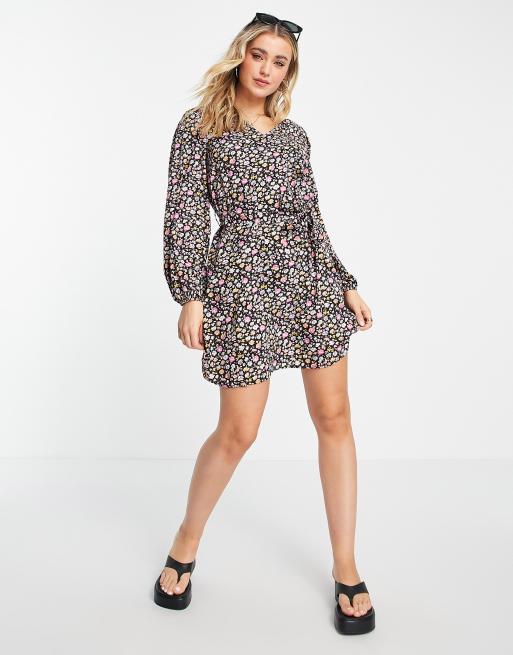 Pieces - Robe babydoll courte à manches longues avec volants étagés et imprimé floral