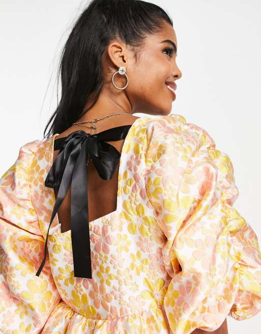 Pieces - Robe courte brodée de qualité supérieure à manches bouffantes avec dos ouvert noué - Orange fleuri, 4 de 4