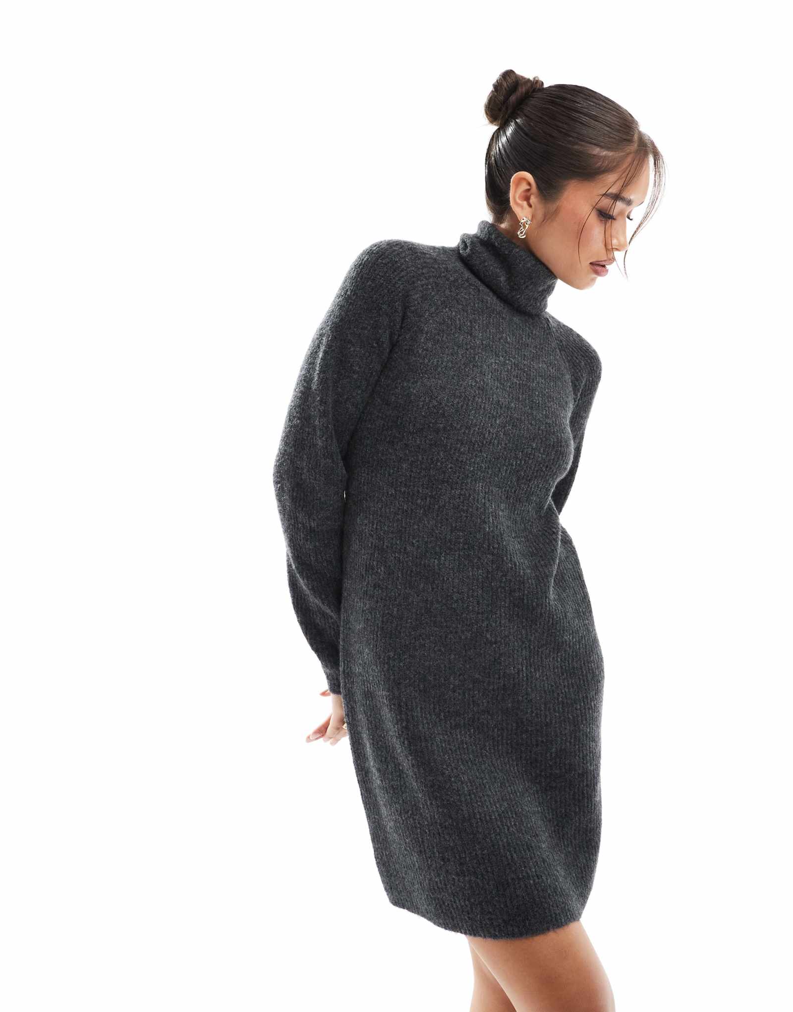 Мини-платье-свитер с круглым вырезом из кусочков темно-серого цвета