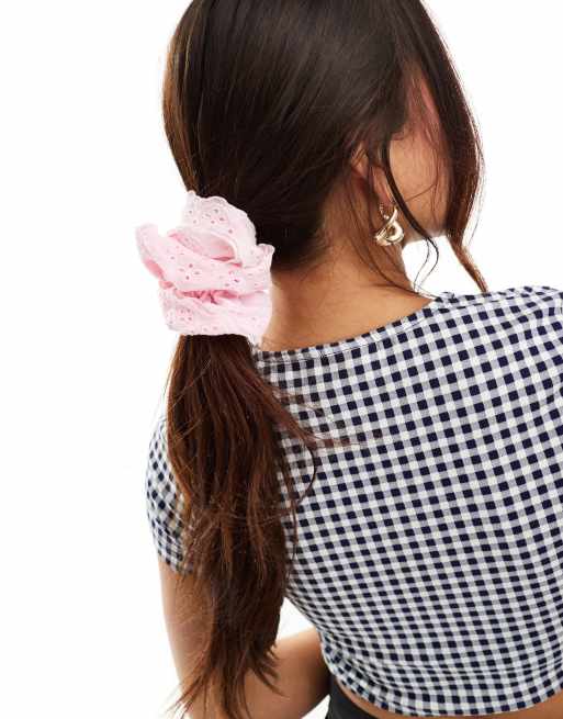 Pieces – Rosa hårsnodd i två lager av broderie anglaise