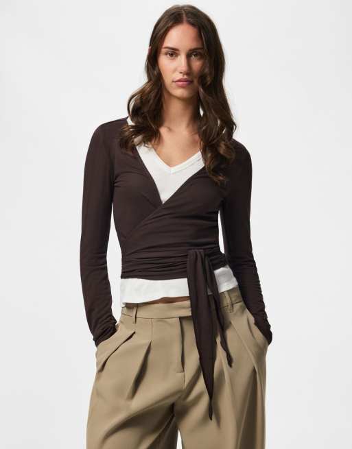 Pieces Roya jersey top met V-hals, lange mouwen, stretch en overslag in bruin, 5 van 7