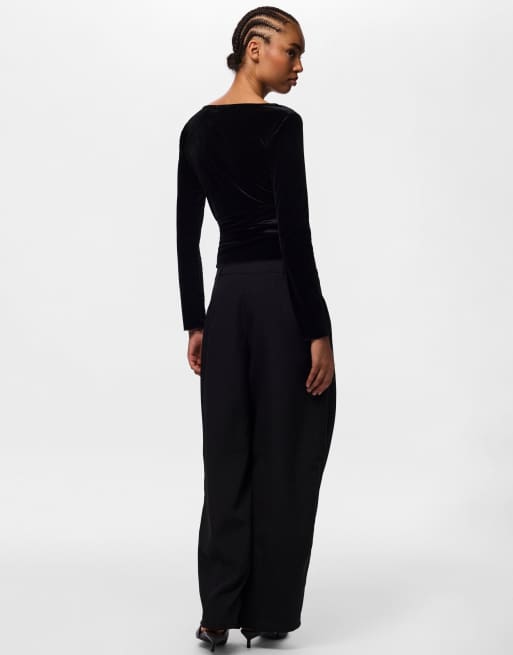 Pieces Roya top cruzado de terciopelo con cuello de pico y manga larga en negro, 2 de 7
