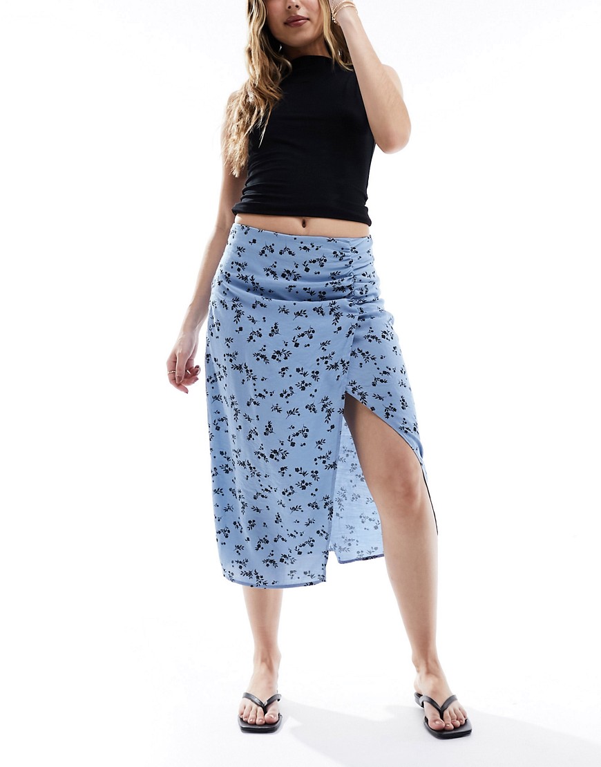 Pieces Ruched Side Midi Skirt With Slit In Blue Ditsy