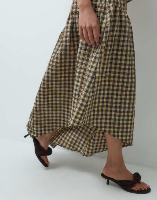 Pieces rynket asymmetrisk midinederdel som del af sæt i brune og gule gingham-tern, 3 af 5