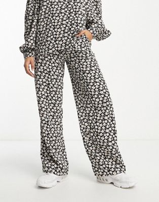 Pieces sabine co-ord trouser in black and white flower print