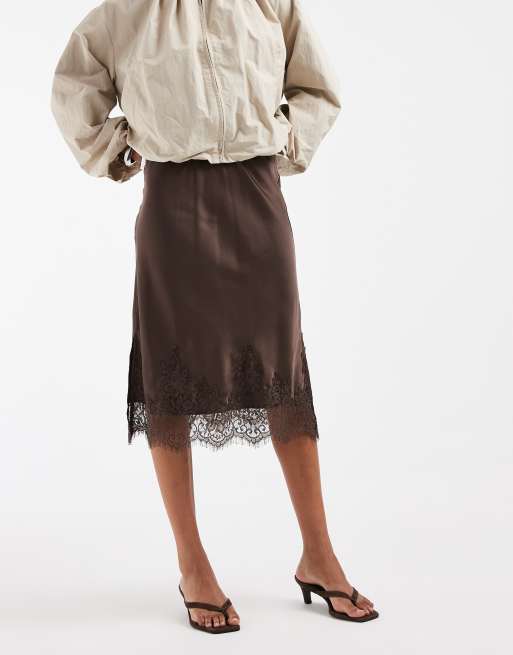 Pieces satin knälång kjol med spetskant i chokladbrun, 2 av 5