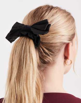 Pieces - Schleifen-Scrunchie aus Satin in Schwarz