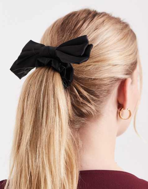 Pieces – Schleifen-Scrunchie aus Satin in Schwarz - view 1
