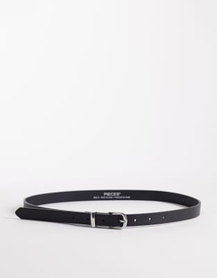 Pieces - Schmaler Gürtel aus Kunstleder in Schwarz und Silberoptik