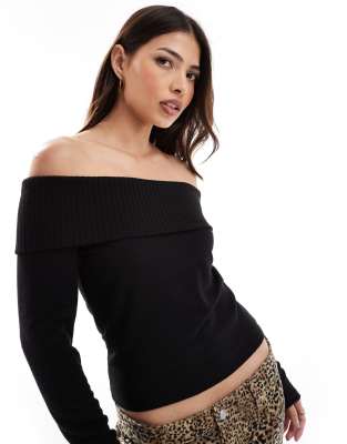 Pieces – Schulterfreier Pullover aus Feinstrick in Schwarz | ASOS