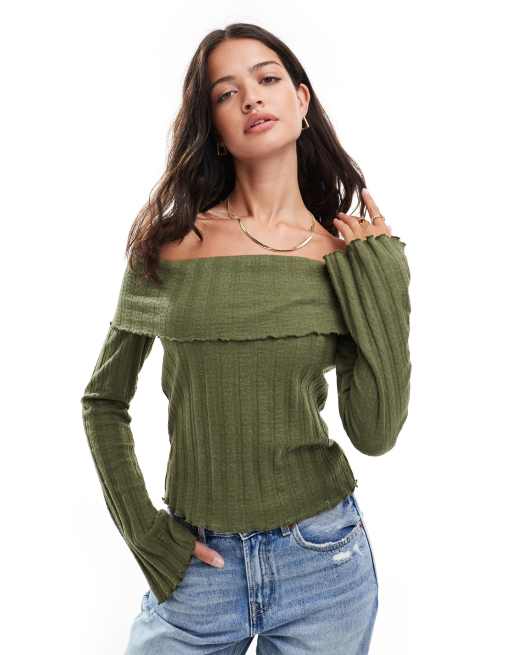 Pieces – Schulterfreies, geripptes, langärmliges Oberteil in Khaki mit Wellensaum