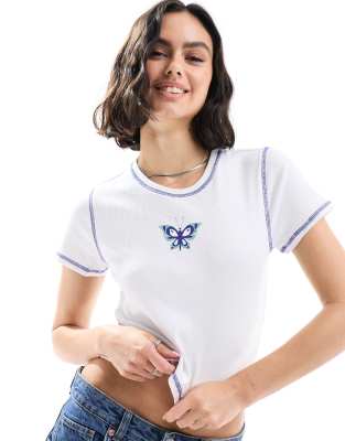 Pieces - Sehr knappes T-Shirt mit Kontrastnaht und Schmetterlingsaufdruck in Weiß und Marineblau