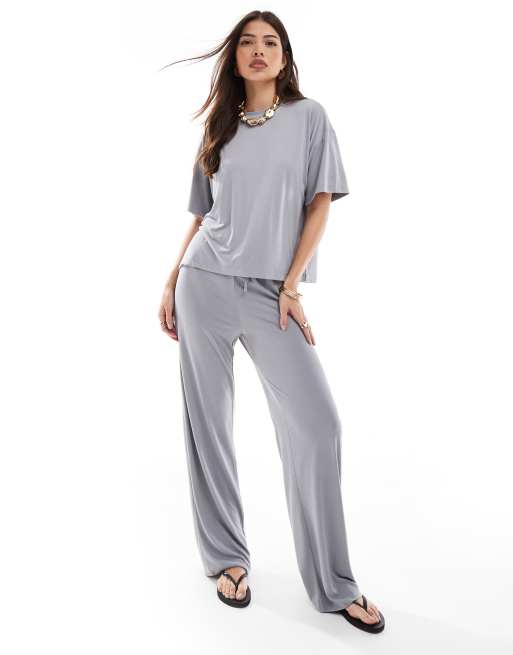 Pieces – Set aus anschmiegsamem, superweichem, kastigem T-Shirt und weit geschnittener Hose in Grau