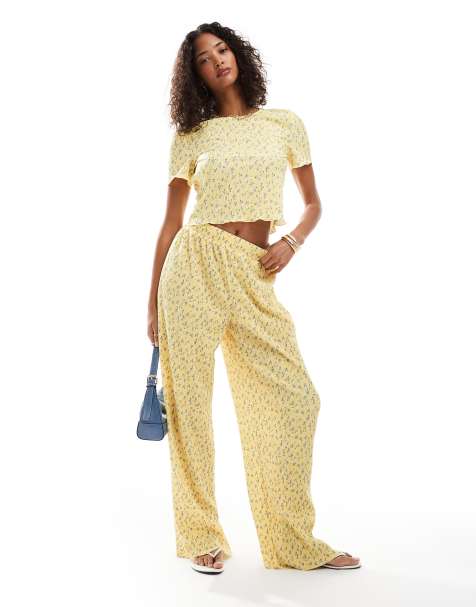 Pieces – Set in Gelb mit Blumenprint aus fein plissiertem, knapp geschnittenem T-Shirt und Hose - view 1