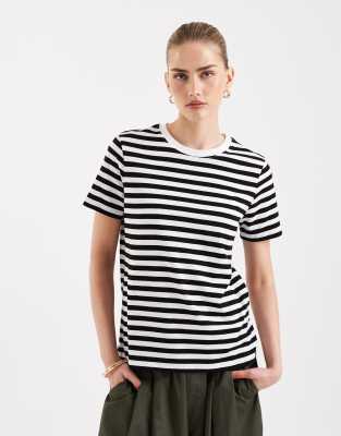 Pieces Short Sleeve Boxy T-shirt In Black
