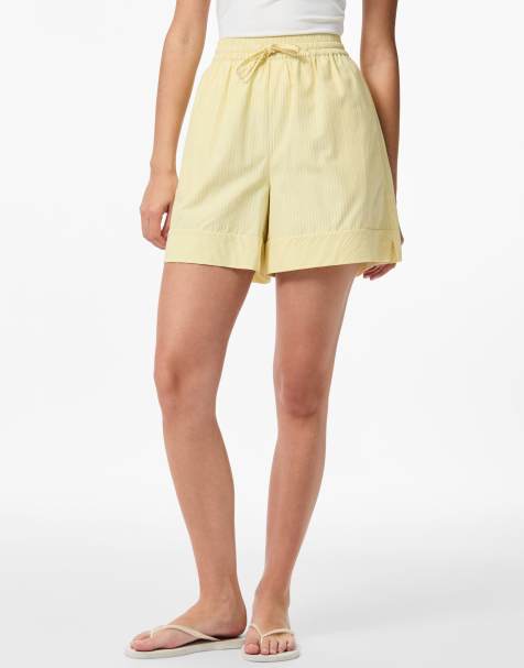 Pieces – Shorts in blassem Bananengelb - view 1