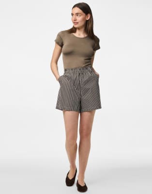 Pieces - Shorts in Braun