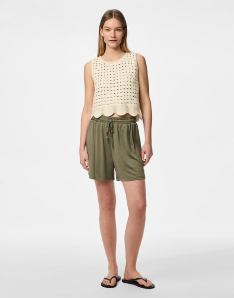 Pieces – Shorts in kräftigem Flechtengrün - view 1
