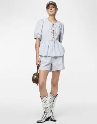 Pieces - Shorts in verblasstem Denimblau