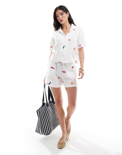 Pieces – Shorts in Weiß mit aufgesticktem Muschelmuster, Kombiteil - view 1