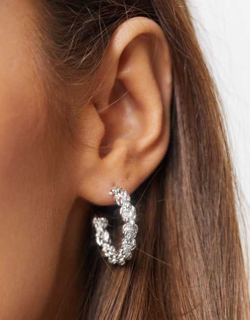Pieces - Silverfärgade creoler med vriddetalj, 4 av 4