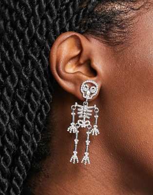Pieces – Silverfärgade örhängen med hängande skelett för Halloween, endast hos ASOS