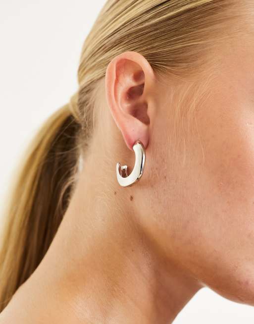 Pieces – Silvriga creoler med skev design