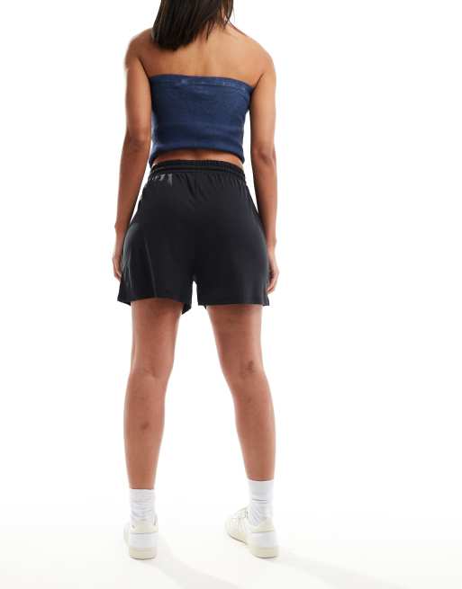 Pieces slinky elasticated waist shorts in black, 2 of 5