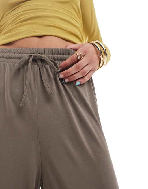 Pieces slinky super soft wide leg trouser in morel brown, 4 of 5