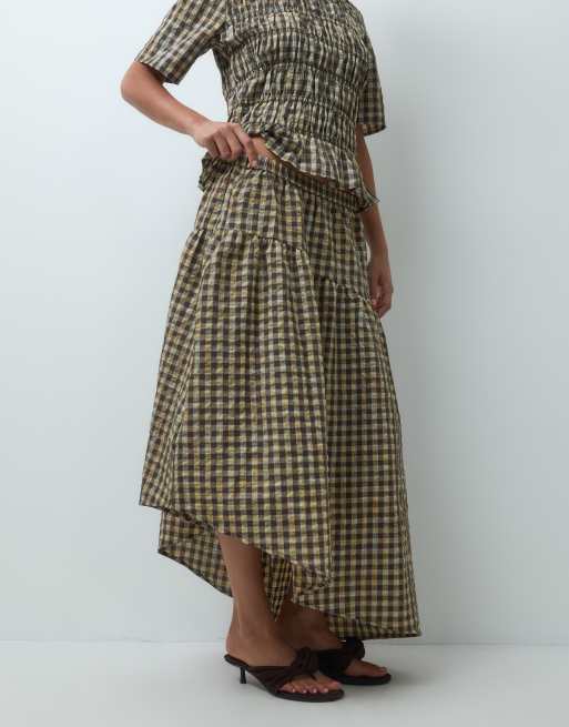 Pieces smockad asymmetrisk midikjol i brunt och gult gingham, set, 2 av 5