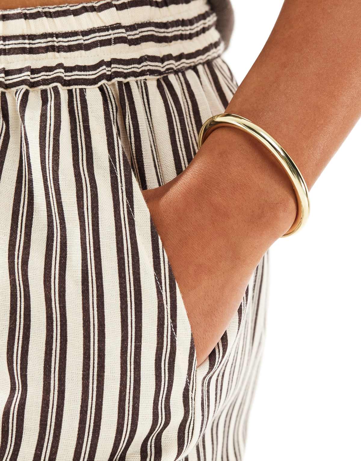 Pieces smooth metal bangle in gold