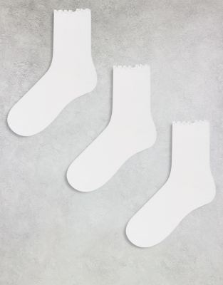 Pieces - Socken im 3er-Pack in Weiß mit Muschelsaum