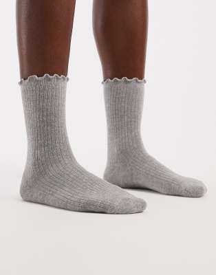 Pieces - Socken in meliertem Hellgrau mit Rüschenborte