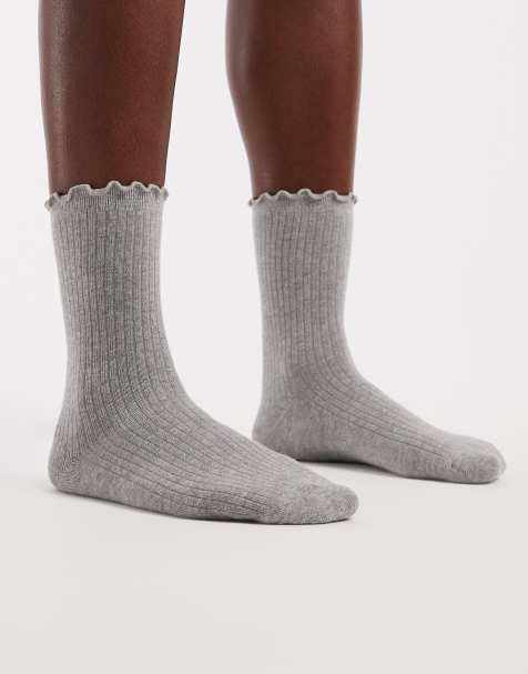 Pieces – Socken in meliertem Hellgrau mit Rüschenborte - view 1