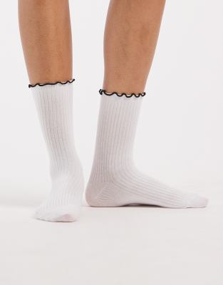 Pieces - Socken in Weiß mit farblich abgesetztem Rüschenbesatz