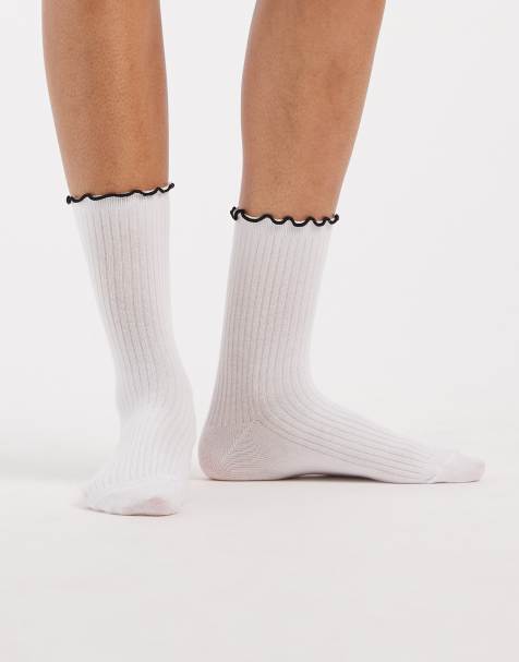 Pieces – Socken in Weiß mit farblich abgesetztem Rüschenbesatz - view 1