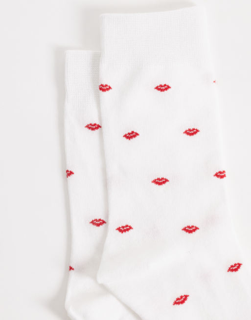 Pieces – Socken in Weiß mit Lippenmuster, 2 von 3