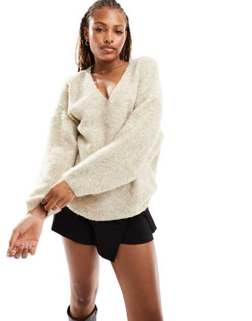 Pieces soft – Pullover mit V-Ausschnitt aus weichem Garn in Hellcamel
