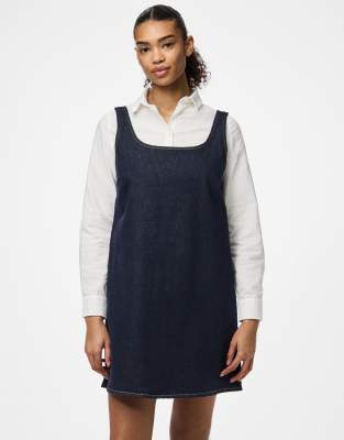 Pieces - Spencer - Latzkleid aus Denim in Dunkelblau