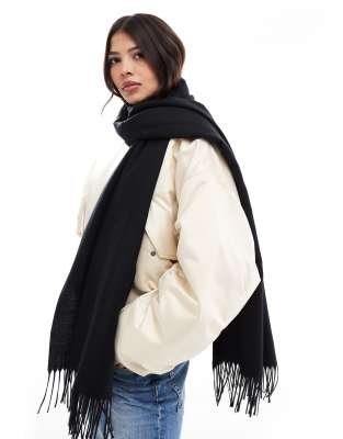 staple tassel scarf in black