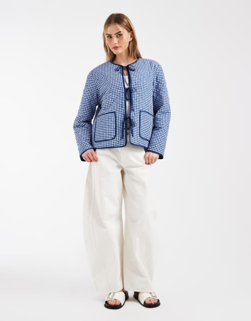 Pieces – Steppjacke mit gebundener Vorderseite und Vichy-Karo in Blau und Weiß, 2 von 4