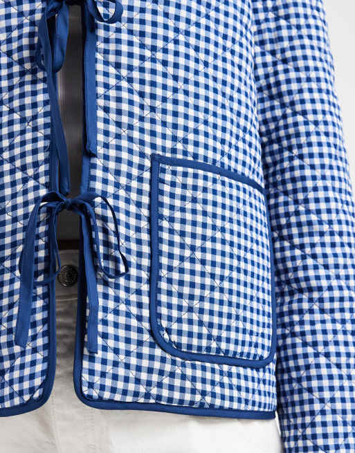 Pieces – Steppjacke mit gebundener Vorderseite und Vichy-Karo in Blau und Weiß, 3 von 4