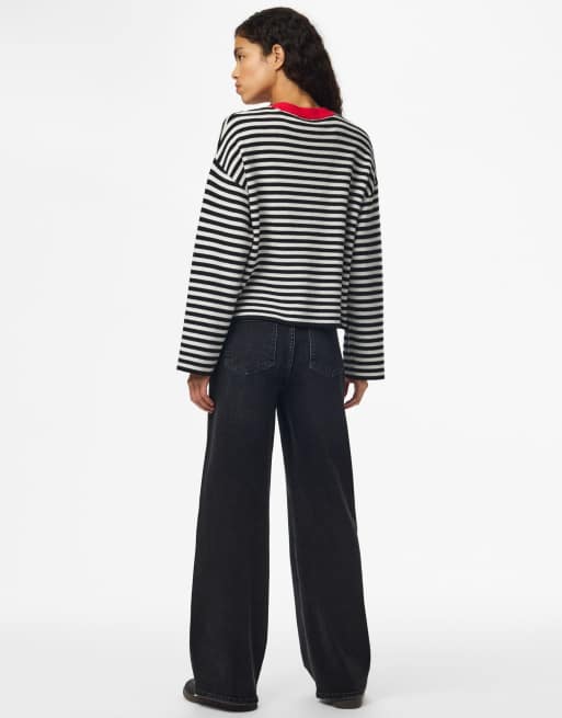 Pieces stickad pullover med röd halsringning och svartvita ränder, 2 av 7