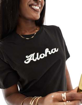 Pieces - Strand-T-Shirt in Schwarz mit „Aloha"-Print