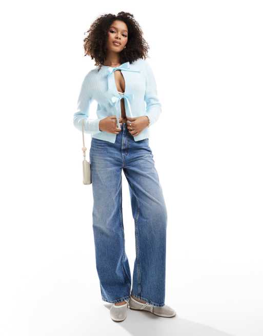 Pieces – Strickjacke in Blau mit Satinschleifen auf der Vorderseite