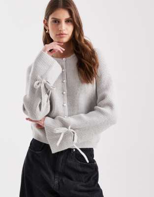 Pieces - Strickjacke in meliertem Hellgrau mit Perlenknöpfen und Bündchen mit Schleifendetail-Neutral