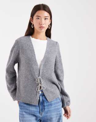 Pieces - Strickjacke in meliertem Mittelgrau mit verzierten Schleifendetails