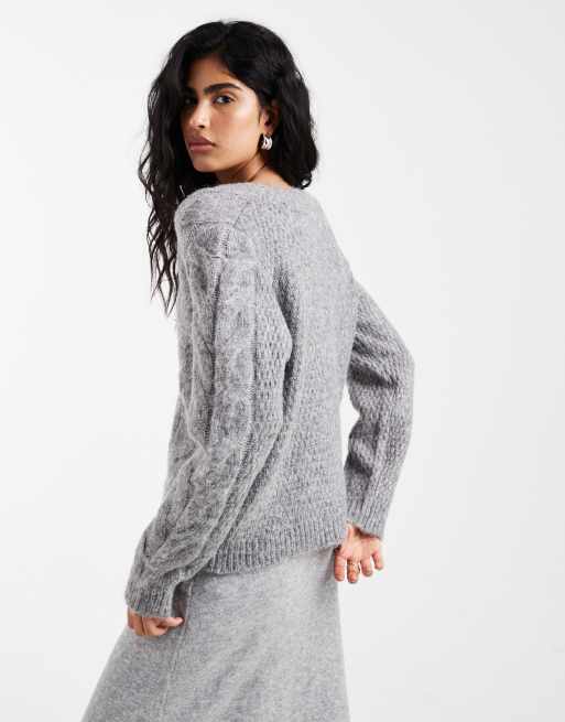 Pieces – Strickjacke in Mittelgrau meliert mit Zopfmuster und V-Ausschnitt, 4 von 4